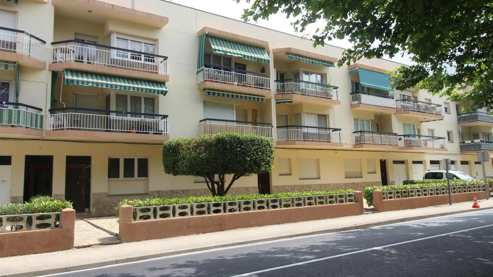 Europa 15 - Apartamento Centrico En Llanca Con Dos Dormitorios. - Es-228-72 0*,  Spanyolország